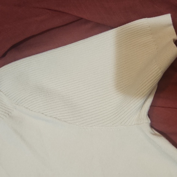 V-Neck Buttoned Cream Top - Picture 6 of 8